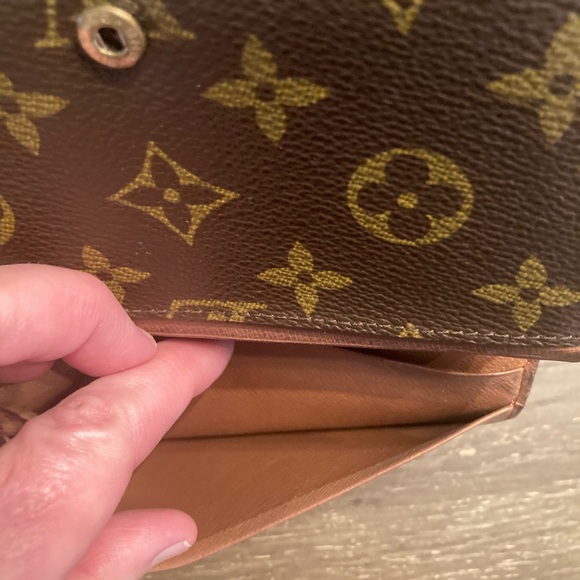 Authentic Louis Vuitton compact monogram wallet - Picture 14 of 14